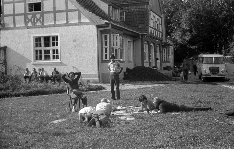 Na trawniku przed pałacykiem  z  kawą... Osieki 1967r.